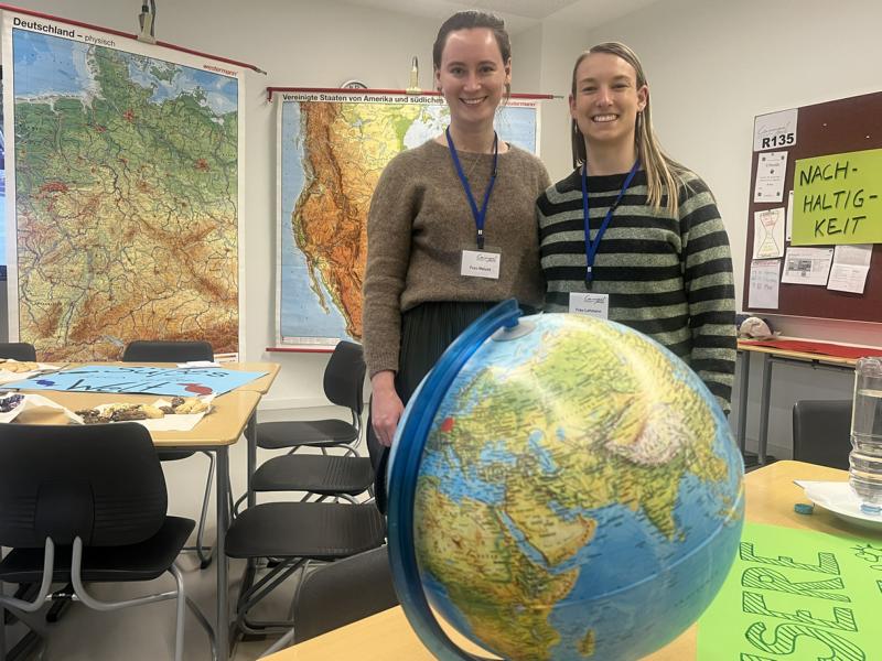 Die Referendarinnen Juliane Mauluck und Michelle Lehmann präsentierten das Fach Erdkunde
